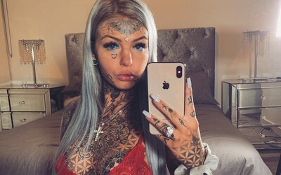 Influencerka si dala tetování na oči a oslepla. Za úpravu těla utratila již 400 tisíc korun