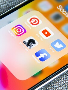 Instagram aj Facebook budú označovať špecifický typ obsahu vytvorený AI. Používateľov chce chrániť pred rizikami