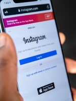 Instagram bude schovávať urážlivé komentáre. Firma chce zabrániť šikane