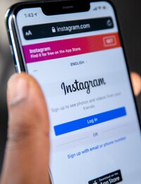 Instagram má novou funkci. Značky přímo přes něj lákají na slevové kódy