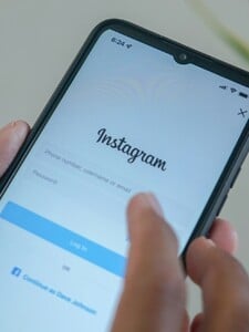 Instagram začíná pracovat s umělou inteligencí. Chce identifikovat profily, které lžou o svém věku