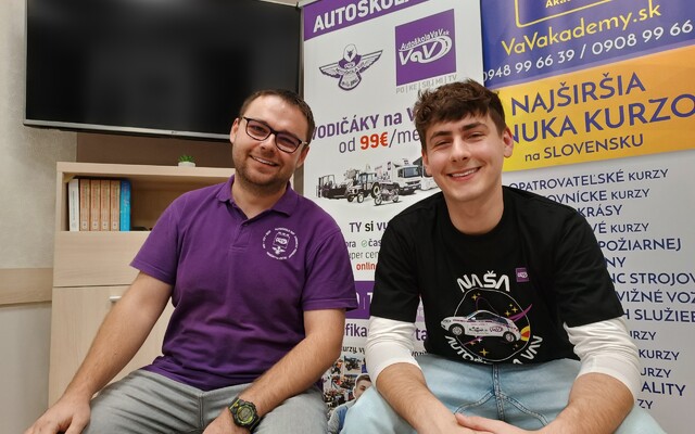 Inštruktori autoškoly Dávid a Samuel: Náš študent skoro zrazil policajta pri meraní rýchlosti (Rozhovor)