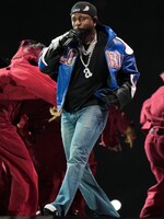 Internet bavia džínsy, ktoré si Kendrick obliekol na Super Bowl. Prirovnávajú ho k Hannah Montane