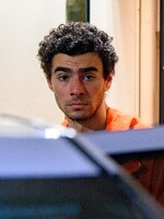 Internet boří nový trend. Lidé vytvářejí falešná alibi pro podezřelého vraha Luigiho Mangioneho