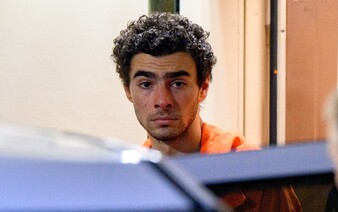 Internet boří nový trend. Lidé vytvářejí falešná alibi pro podezřelého vraha Luigiho Mangioneho