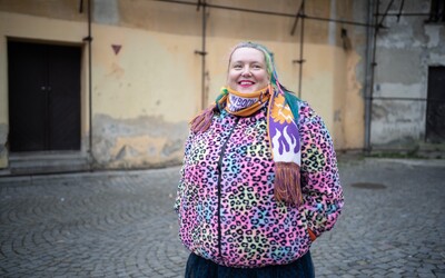 Internet pohoršilo nahé vystoupení umělkyně z pražské AVU. „Nahota je s uměním historicky spojena,“ argumentuje škola 