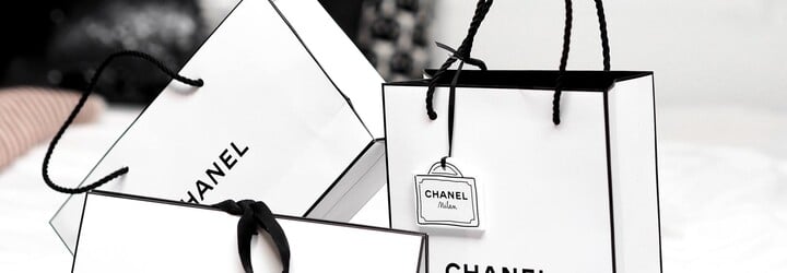 Internet sa zabáva na predraženom adventnom kalendári od Chanel. Stojí 700 € a nájdeš v ňom nálepky či kľúčenku