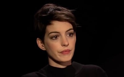 Internetem se šíří video drzého chování Anne Hathaway k novinářce. Herečka se omluvila po e-mailu