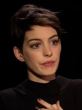 Internetem se šíří video drzého chování Anne Hathaway k novinářce. Herečka se omluvila po e-mailu