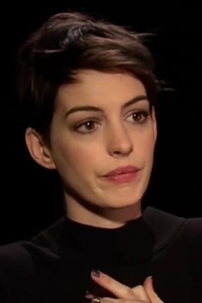 Internetem se šíří video drzého chování Anne Hathaway k novinářce. Herečka se omluvila po e-mailu