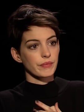 Internetem se šíří video drzého chování Anne Hathaway k novinářce. Herečka se omluvila po e-mailu