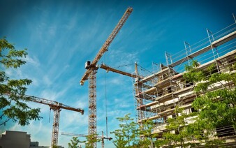 Investor chce v obci v strede Slovenska postaviť 170 bytov. Obyvatelia varujú pred preťažením obce