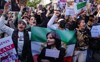 Írán kvůli nekončícím protestům přezkoumává zákon o povinném nošení hidžábu