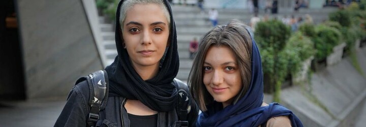 Íránky sundávají šátky na protest proti zákonu o povinném hidžábu 