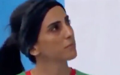 Íránská lezkyně vyrazila na mezinárodní soutěž poprvé bez hidžábu. Postavila se tak za protivládní demonstrace ve své zemi 