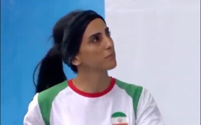 Íránská lezkyně vyrazila na mezinárodní soutěž poprvé bez hidžábu. Postavila se tak za protivládní demonstrace ve své zemi 