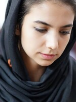 Íránská šachistka se údajně stěhuje do Španělska, odložila hidžáb