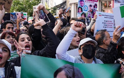 Íránská studentka se na protest svlékla na veřejnosti. Video se šíří po sítích