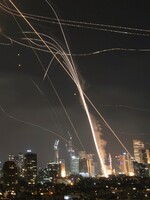 Íránský noční útok na Izrael: Hlášeny jsou oběti a zranění