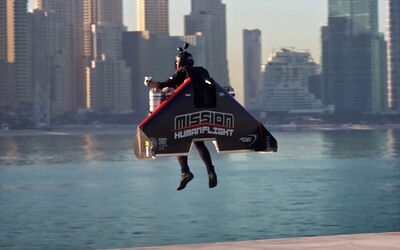 Iron Man z Dubaje letěl s jetpackem do výšky 1 800 metrů. Přístroj dosahuje rychlosti 400 kilometrů za hodinu