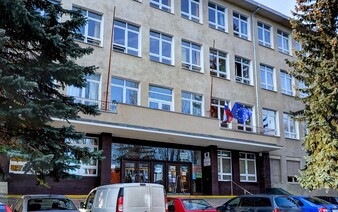 Išiel hasiť neexistujúci požiar. Zdrogovaný mladík v Trnave namiesto hasenia vytopil školu