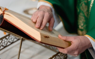 Italský kněz sloužil mši v plavkách, jako oltář použil nafukovací lehátko. Vyšetřují jej úřady