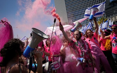 Izrael: „Nejvážnější vnitřní krize za 75 let“ pokračuje. Demonstranti blokovali cesty v Tel Avivu, vodu obarvili bílou barvou