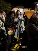 Izrael prepustil 90 palestínskych väzňov výmenou za troch rukojemníkov. Čakal ich dav radujúcich sa ľudí