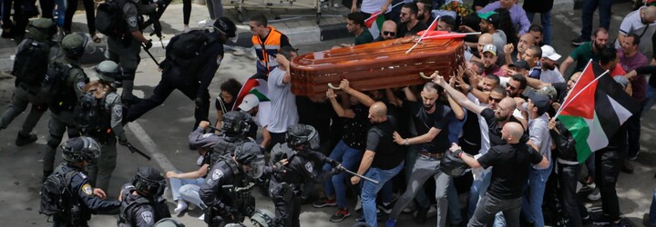 Izraelská polícia tvrdo zakročila obuškami proti smútiacim na pohrebe zabitej novinárky. Jej rakva takmer spadla na zem