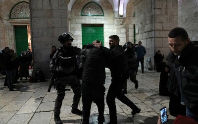 Izraelská policie provedla razii v posvátné mešitě al-Aksá