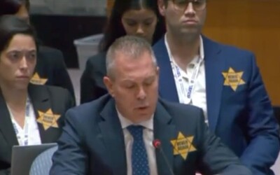 Izraelský velvyslanec začal nosit žlutou hvězdu na hrudi. Ať OSN odsoudí zvěrstva Hamásu, žádá
