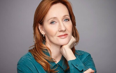 J. K. Rowling prozradila, že se v minulosti stala obětí sexuálního násilí. Její názor na transgender osoby s tím úzce souvisí