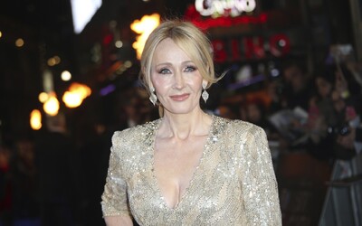 J.K. Rowling spustila obrovskú hádku na Twitteri. Zastala sa ženy, ktorá prišla o prácu kvôli komentovaniu transgender osoby