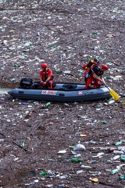 Jadranskému moru hrozí ekologická katastrofa. Miestni sa sťažujú na silný zápach vody