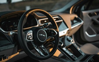 Jaguar představil nové logo. Teď schytává posměch a trolling od ostatních značek