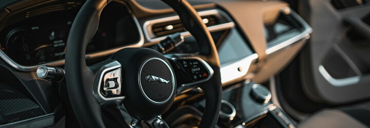 Jaguar představil nové logo. Teď schytává posměch a trolling od ostatních značek