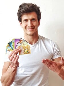 Jak doopravdy vydělává český Bachelor? Učí děti hrát karetní Pokémon