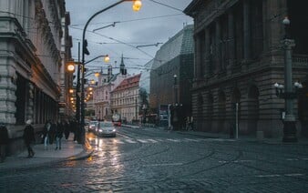 Jak dopadne zákaz vjezdu do centra Prahy? Aktivisté strhali pásky ze značek