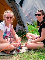 Jak přežít menstruaci na letním festivalu? Ptali jsme se na Rock for People, co vám nejvíce chybí (Anketa)