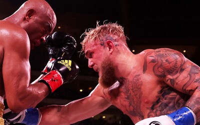 Jake Paul v boxerskom súboji poslal k zemi legendárneho šampióna UFC Andersona Silvu