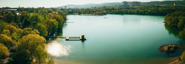 Jako u moře, ale v Česku. Tohle je TOP 5 tajných jezer, u kterých nepotkáš davy