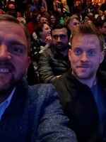 Jakuba Prachařa odviedla polícia v putách. Český herec mal vyvolať bitku počas letu do Abú Zabí
