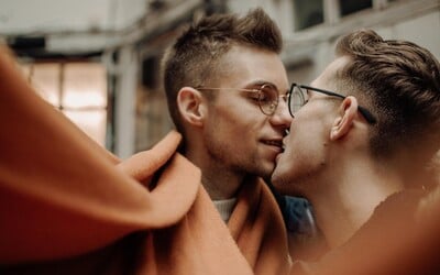 Jakuba zbili, protože mluvil o svém příteli. LGBT+ lidé čelí denně útokům, až 91 % jich ale zůstává nenahlášeno (Rozhovor)