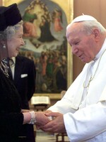 Jan Pavel II. byl prohlášen svatým, přežil dva atentáty a brojil proti manželství homosexuálů či antikoncepci