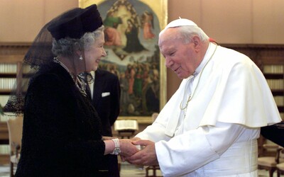 Jan Pavel II. byl prohlášen svatým, přežil dva atentáty a brojil proti manželství homosexuálů či antikoncepci