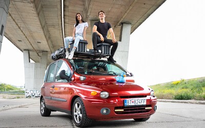 Jana, Ivan a Multipla: Slovenský pár cestuje na najškaredšom aute sveta. Netreba čakať na dokonalé auto, zhodujú sa (Rozhovor)