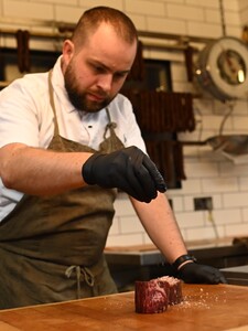 Janči má s kamarátom mäsiareň v Londýne: Na naše klobásy som nalákal aj vegetariána, na ceny frflú len Slováci (Rozhovor)