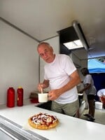 Jano praží na bardejovskom jarmoku legendárne langoše: Za hodinu ich pripravím aj 100, robím to s láskou (Reportáž)