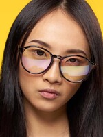 Japonské firmy zakazujú ženám nosiť okuliare, vraj v nich pôsobia príliš chladne. Mnohé sa kvôli diskriminácii búria