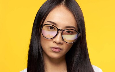 Japonské firmy zakazujú ženám nosiť okuliare, vraj v nich pôsobia príliš chladne. Mnohé sa kvôli diskriminácii búria